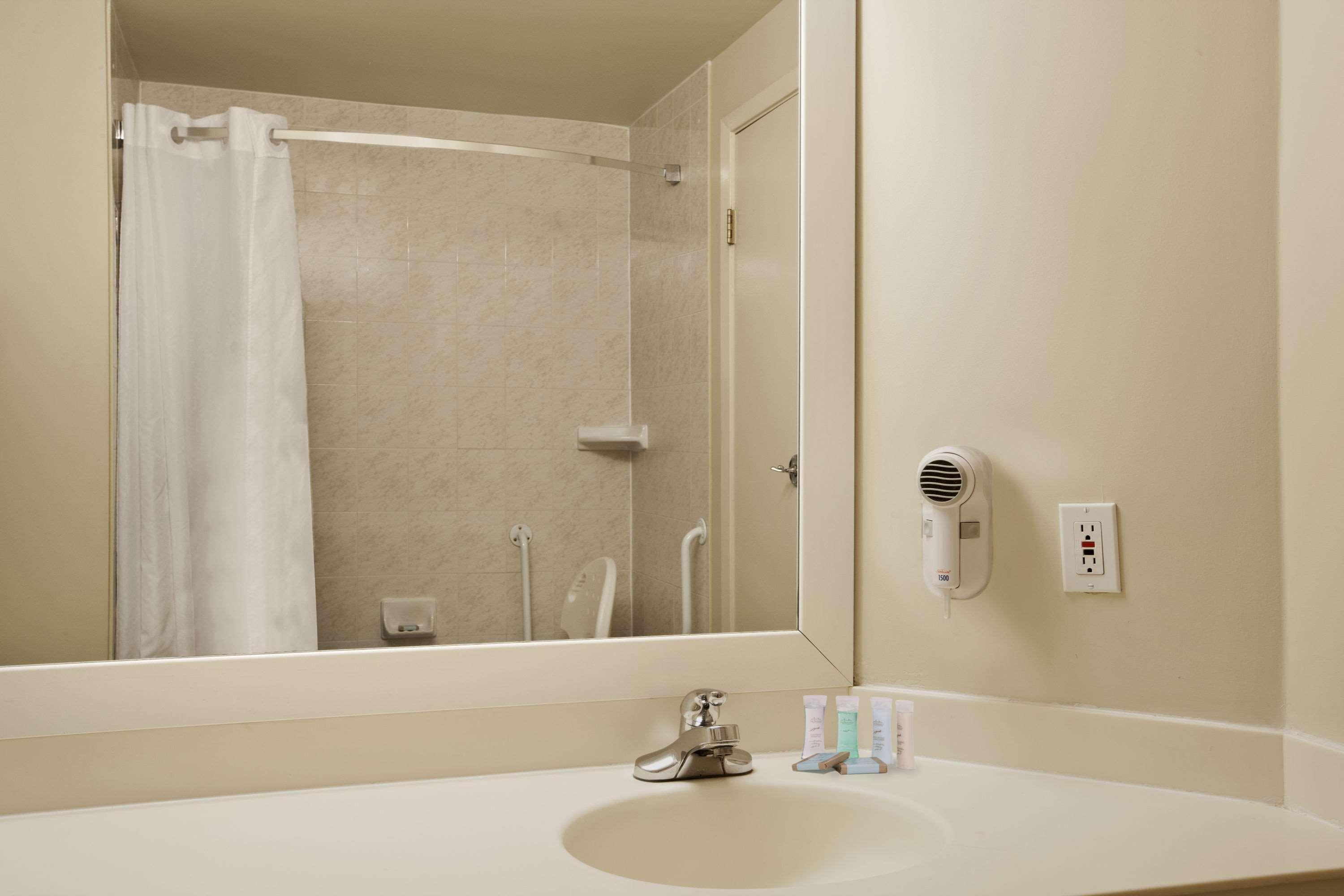 Travelodge By Wyndham Ottawa West Bagian luar foto